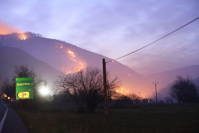 Fuego en los montes próximos a la localidad de Barcena Mayor (Cantabria)