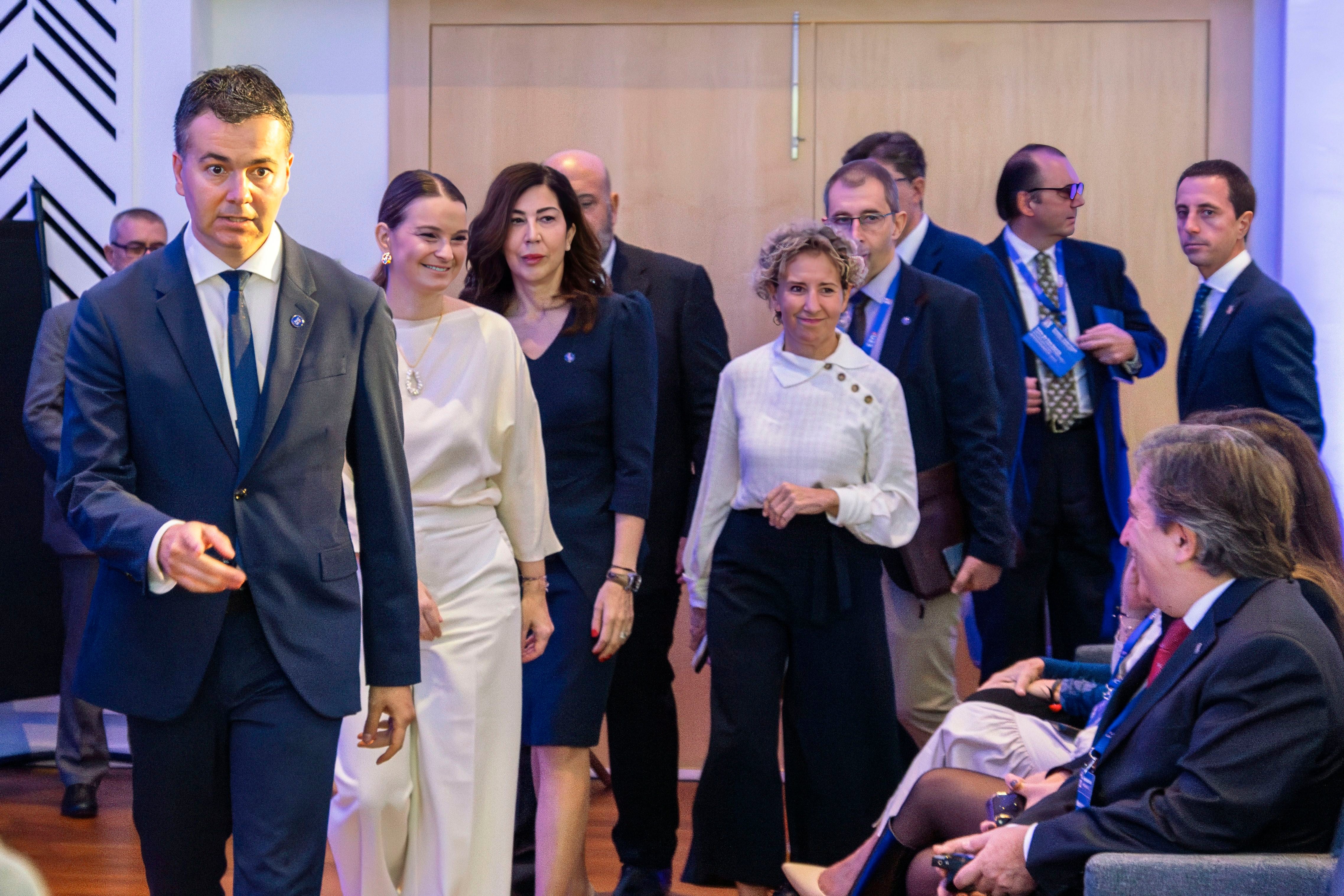 PALMA DE MALLORCA, 30/10/2023.- El ministro en funciones de Industria, Energía y Turismo, Héctor Gómez (i) junto a la presidenta del Govern balear, Marga Prohens (2i); la su llegada a la inauguración del Foro Europeo de Turismo, reunión previa a la cumbre informal de ministros de la UE que se celebrará este martes en la capital balear.EFE/ Cati Cladera / CATI CLADERA EFE