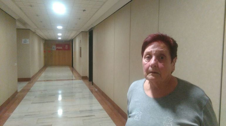 Justina Sandoval, ante la sede del PSOE de la calle Santa Lucía