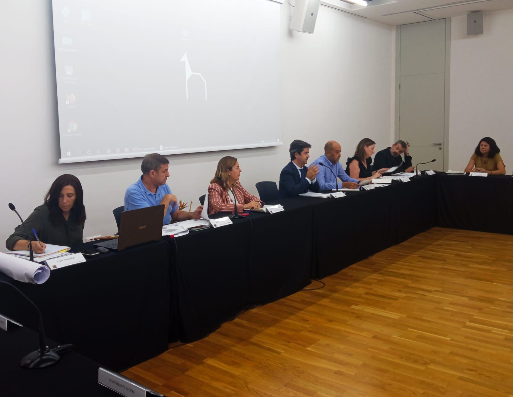 Momento de la reunión del alcalde de Huesca con los 17 alcaldes de los municipios que se abastecen de Huesca