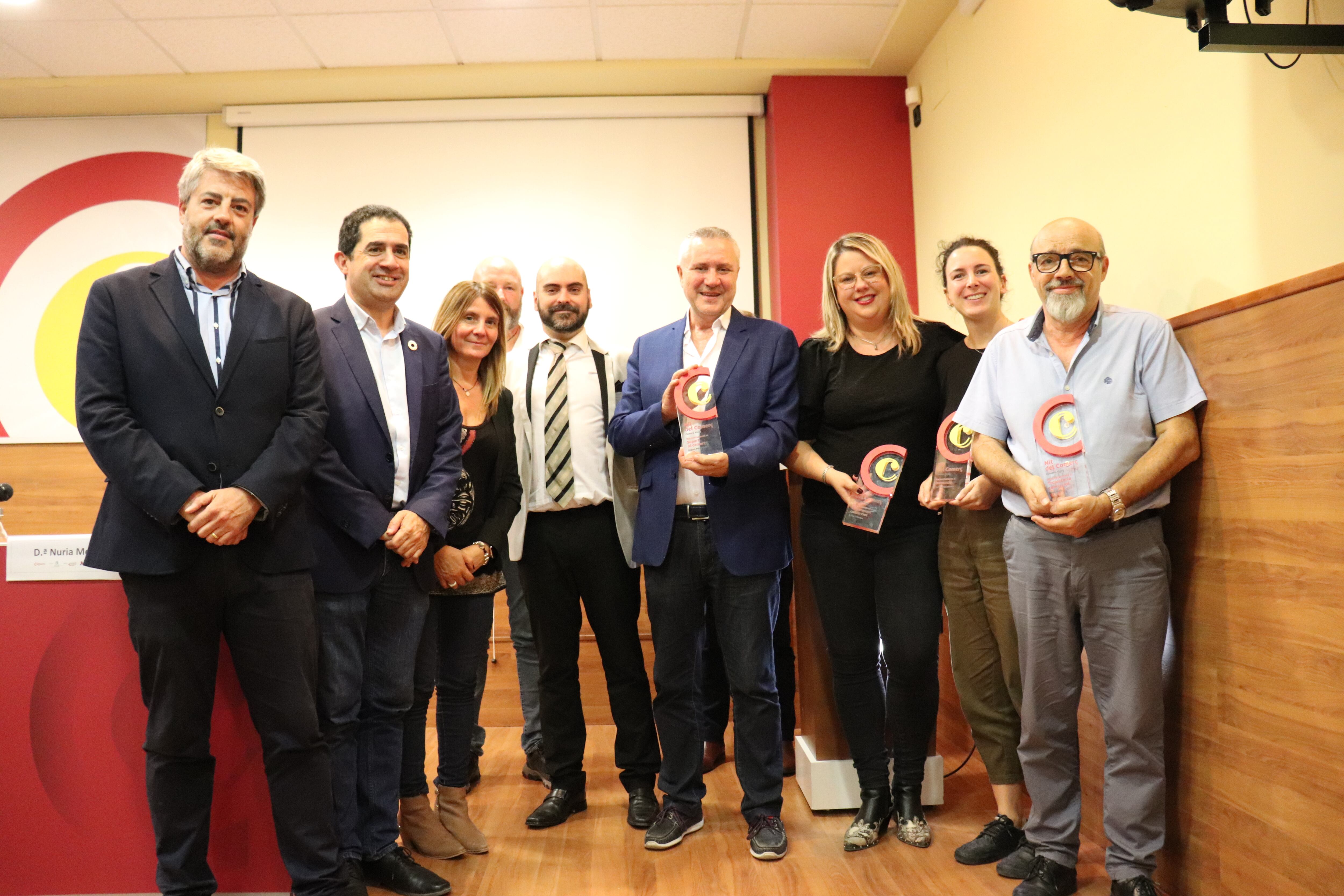 Premiados en la Cámara de Comercio de Alcoy posan tras la entrega