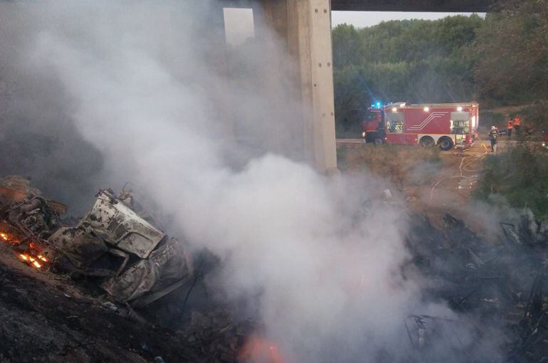 El camión se ha incendiado tras caer por un puente de la A2, a la altura de la localidad oscense de Fraga.