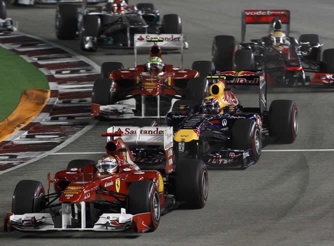 Fernando Alonso conduce por delante de Webber y su compañero de escudería Massa durante el Gran Premio.