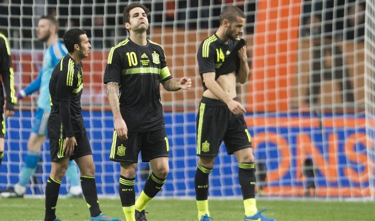 Francesc Fabregas (C) and Mario Suarez (R) of Spain react after the second goal by the Netherlands during their international soccer friendly match at the Amsterdam Arena March 31, 2015.  REUTERS/Toussaint Kluiters/United Photos  