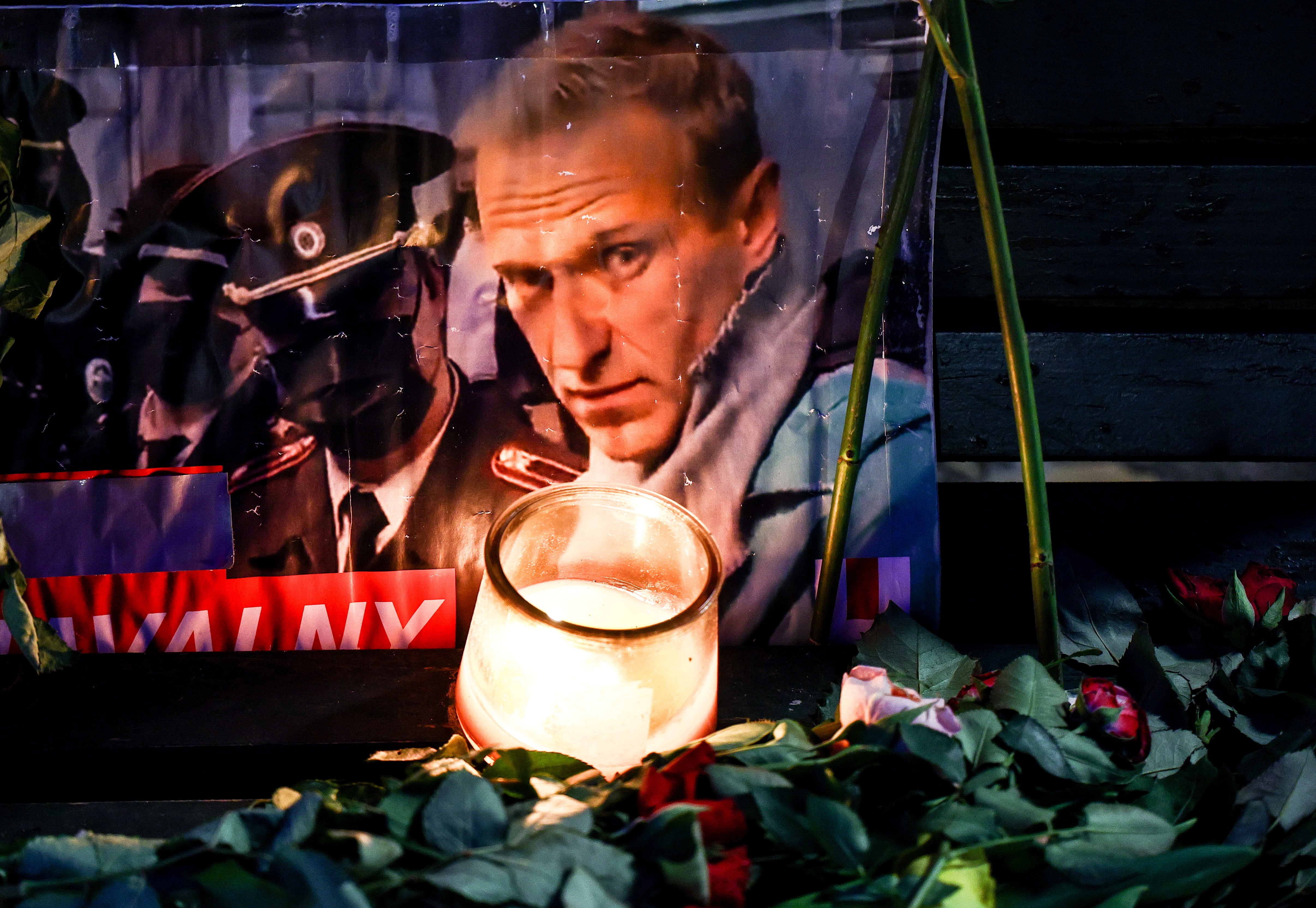 Un retrato del difunto líder de la oposición rusa Alexei Navalny entre homenajes florales y una vela frente a la embajada rusa en Berlín, Alemania