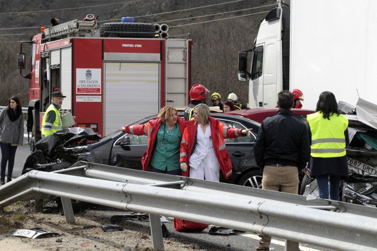Los servicios de emergencia trabajan en el lugar del accidente de tráfico ocurrido hoy en la Autovía de la Plata (A-66), en el término municipal de Vallejera de Riofrío (Salamanca)
