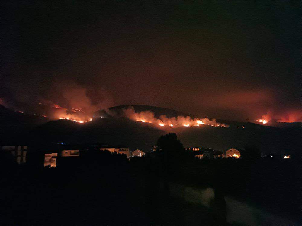 Imagen nocturna de los incendios