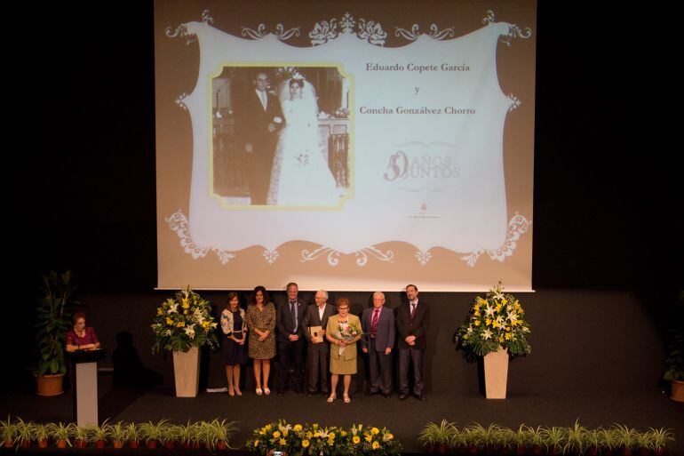 Una de las parejas y los concejales en el escenario