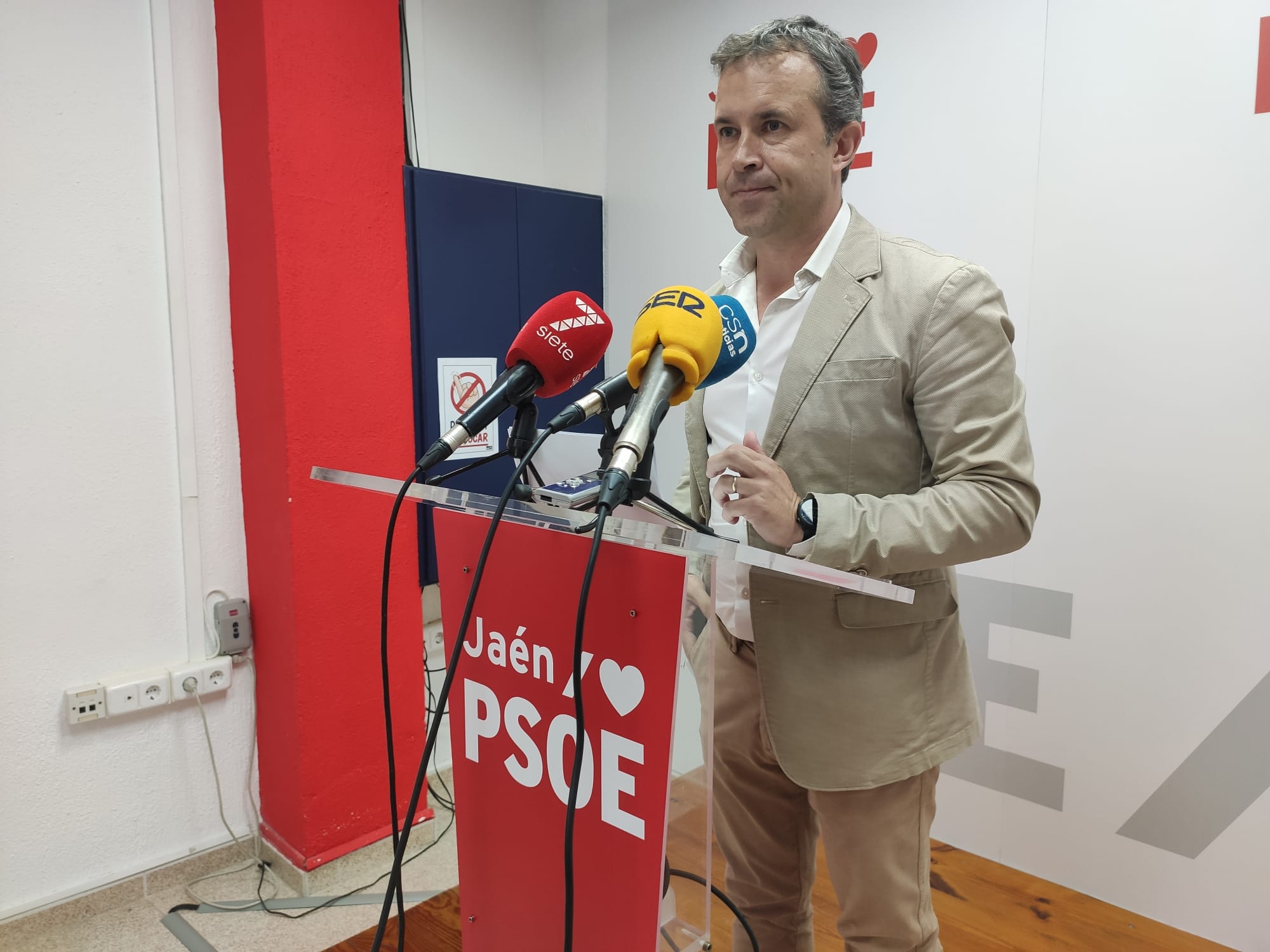 El secretario general del PSOE de la ciudad de Jaén y portavoz municipal, Julio Millán, durante una rueda de prensa