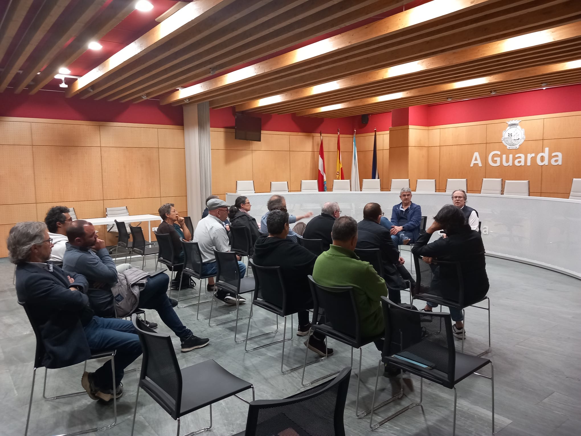 El alcalde de A Guarda, Antonio Lomba, y el portavoz del PP, Roberto Carrero, en la reunión con representantes de la asociación San Xerome