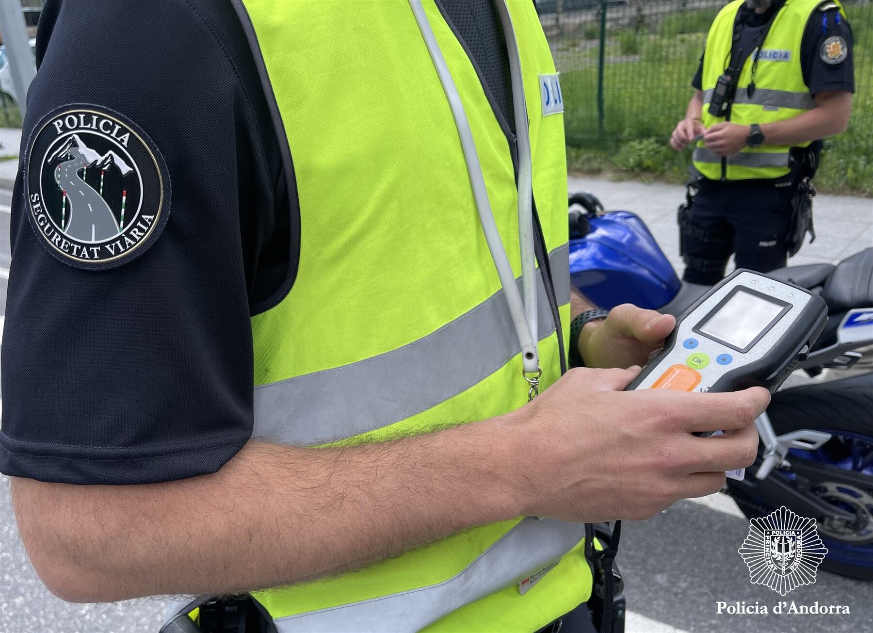 Un agent de policia efectuant un control d&#039;alcoholèmia