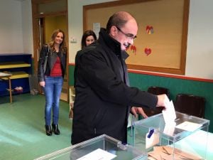 Javier Lambán ha votado en la ludoteca del Centro Cívico de Ejea