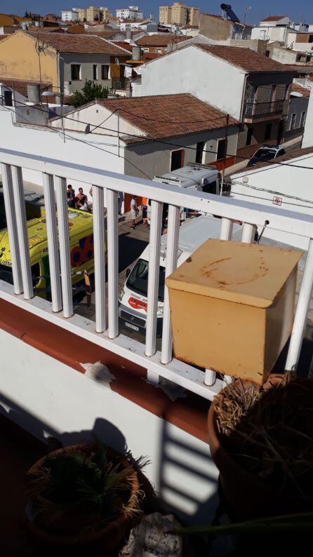 Asistencia sanitaria en la calle Felguera, momentos después del accidente