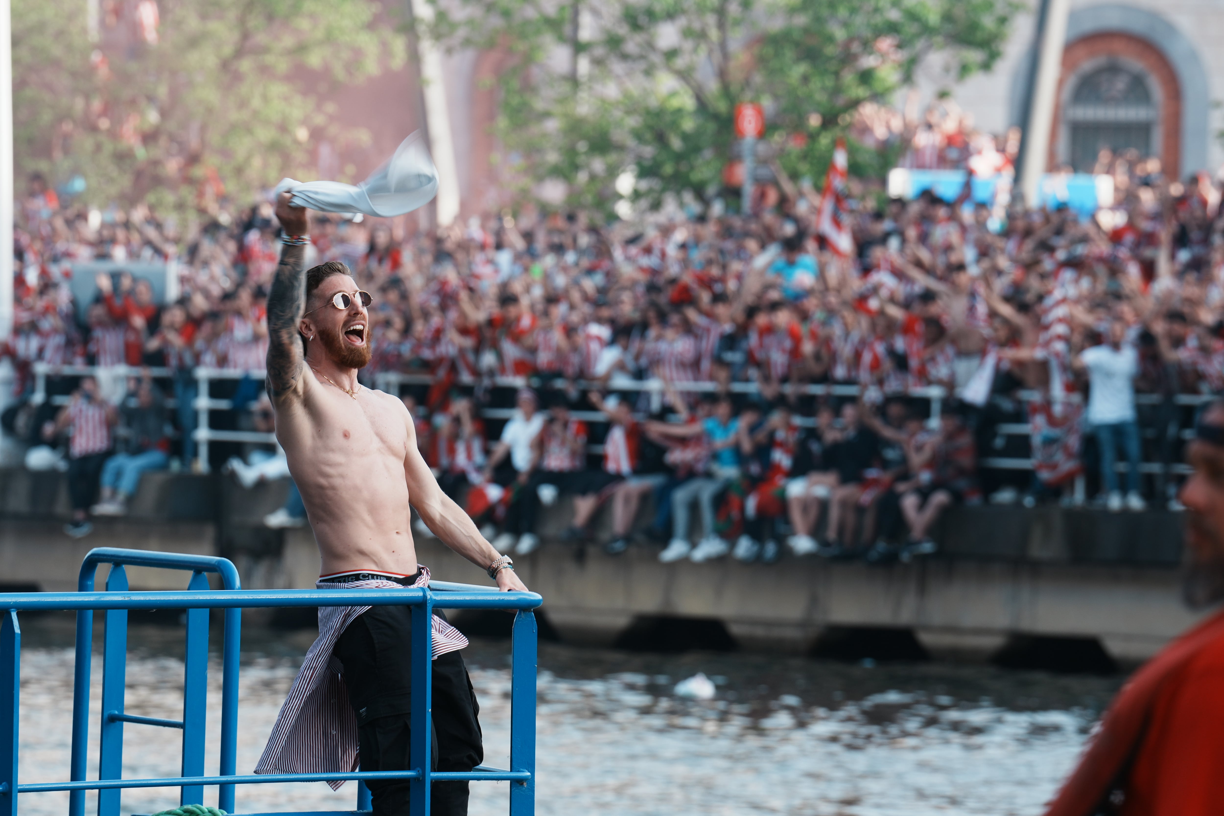 Iker Muniain celebra el título de Copa del Rey de 2024 a bordo de la Gabarra