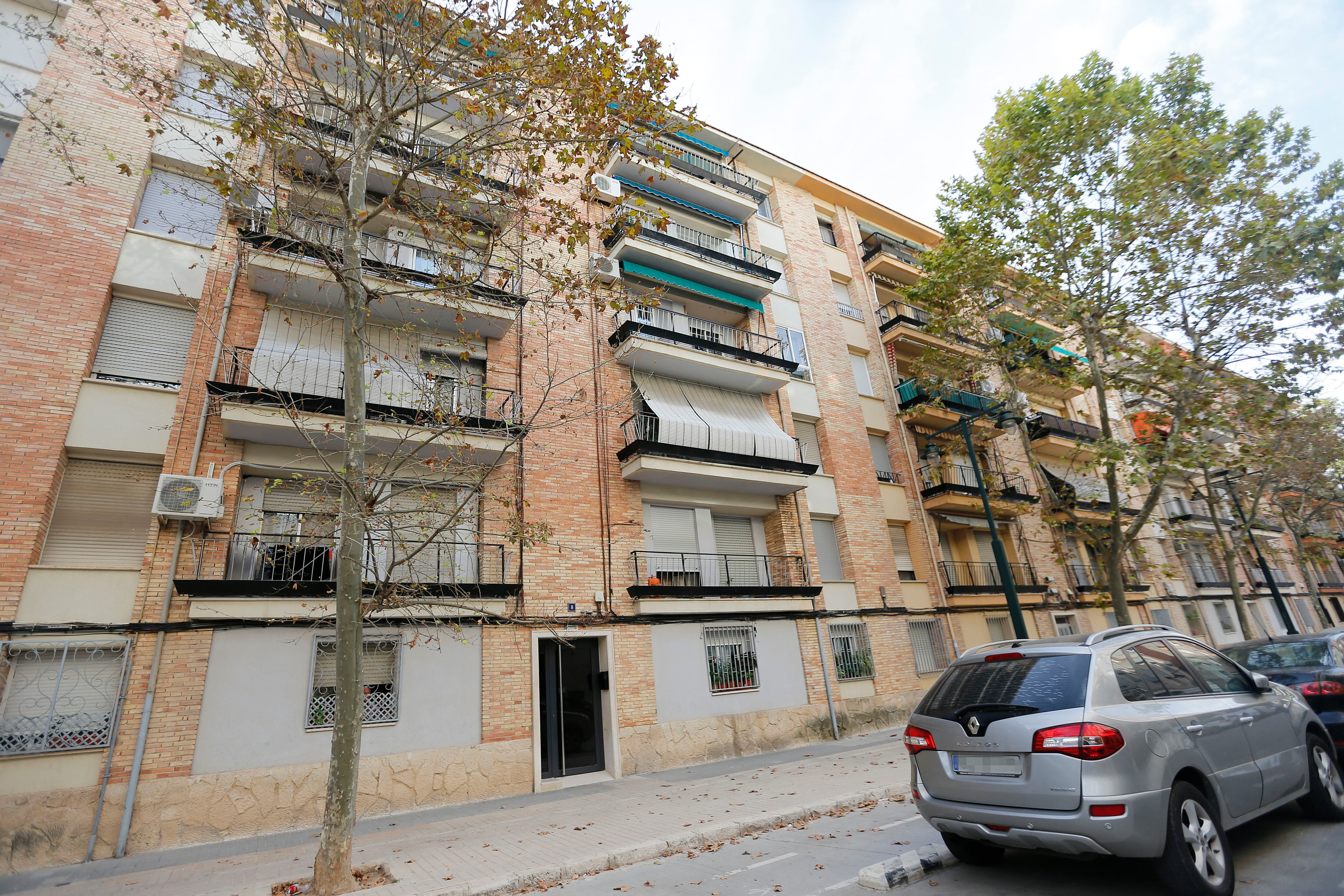 Edificio de la calle Ferran el Catòlic donde un hombre de 29 se intentó suicidar tras degollar a su pareja en Alcoy. EFE/ Manuel Lorenzo