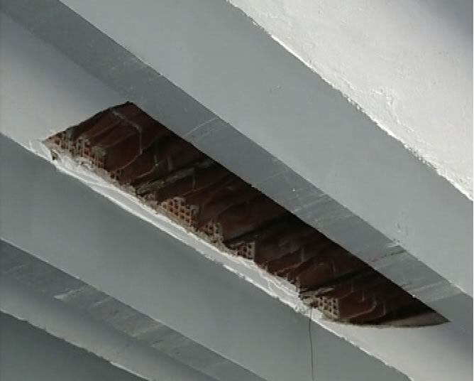 En la imagen, los destrozos ocasionados por el camión en el puente.