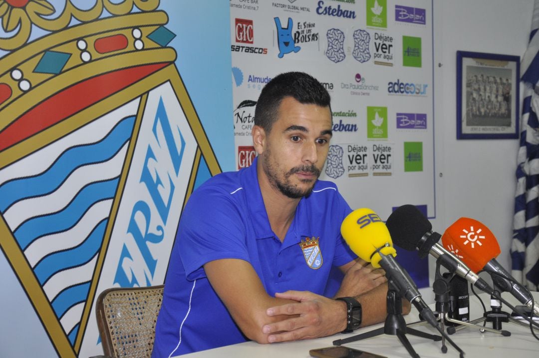 Israel durante una rueda de prensa esta temporada 