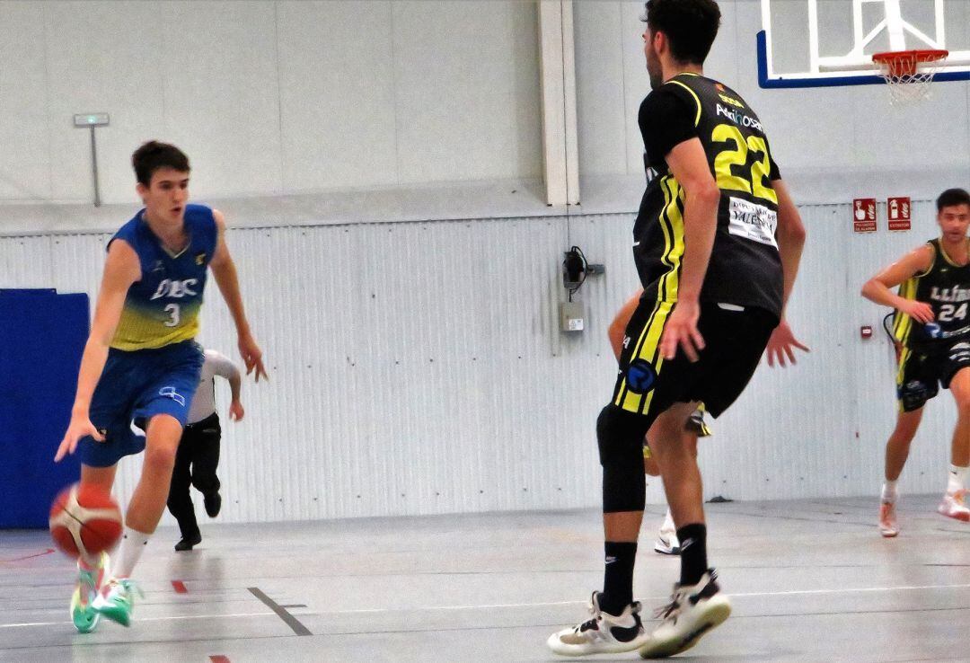 Jugador dianense atacando la defensa rival.