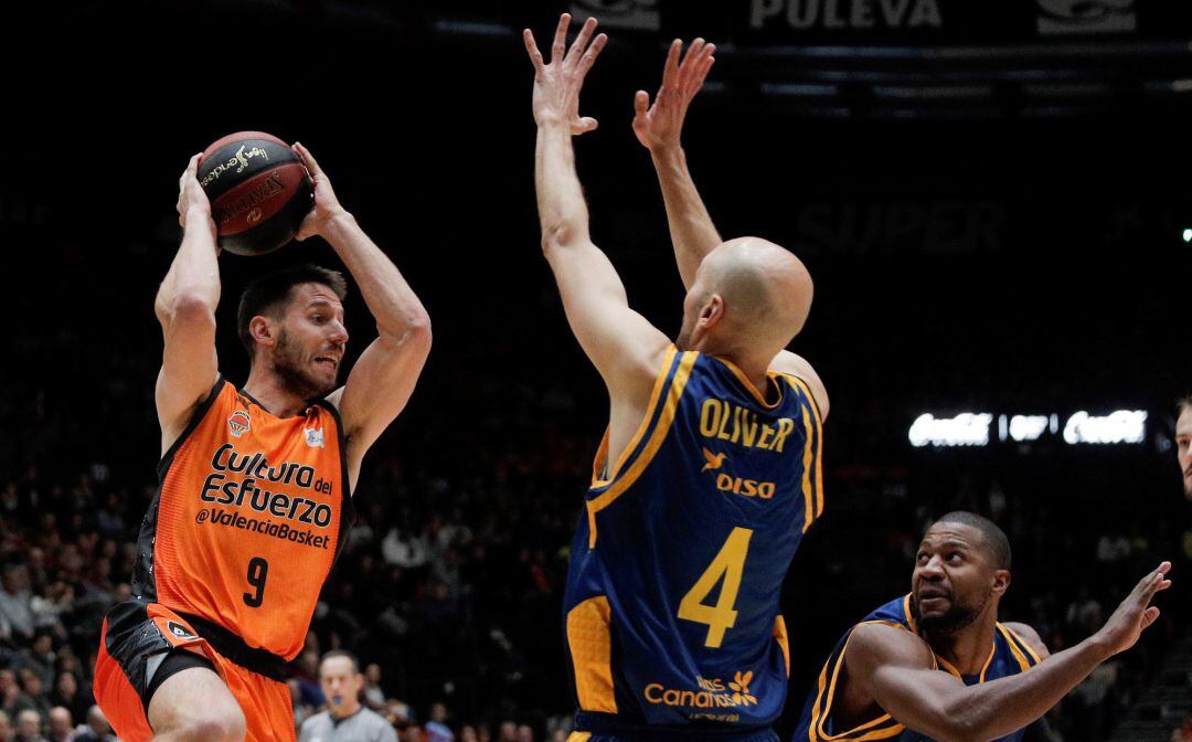 GRAF8284. VALENCIA, El base belga del Valencia Basket, Sam Van Rossom (i), trata de vencer la oposición del base del Gran Canaria Albert Oliver, durante el partido de Liga que están disputando esta tarde en el pabellón Fuente San Luis. EFE, Kai Försterling