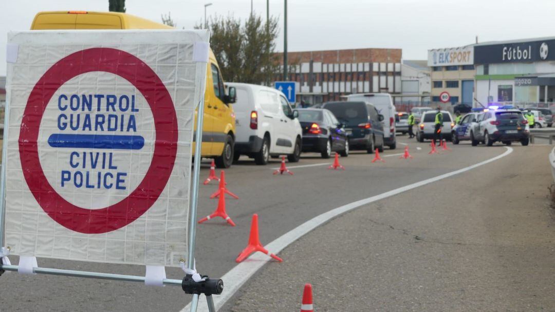 Control de la Guardia Civil para comprobar que se respeta el confinamiento perimetral (Imagen de archivo)