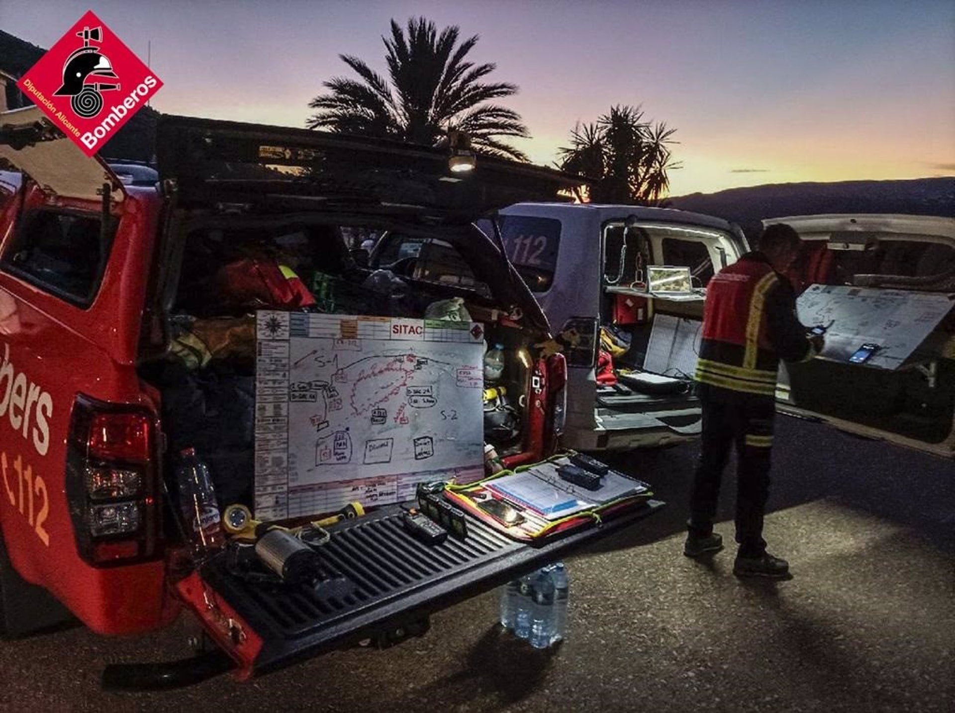 Puesto operativo de bomberos en el incendio de Ràfol d&#039;Almunia en Alicante