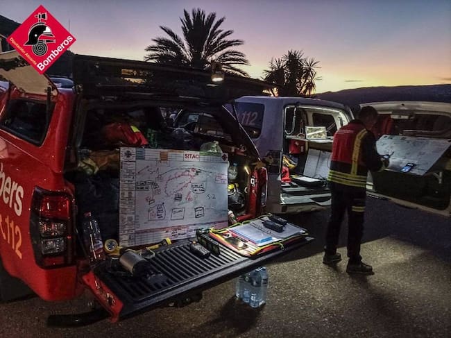 Puesto operativo de bomberos en el incendio de Ràfol d'Almunia en Alicante