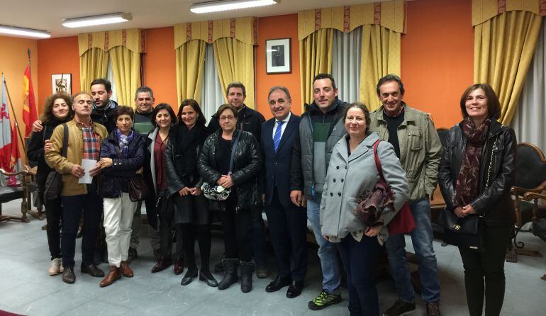 Foto de familia del encuentro entre los representantes de la plataforma y parlamentarios de PP y PSOE