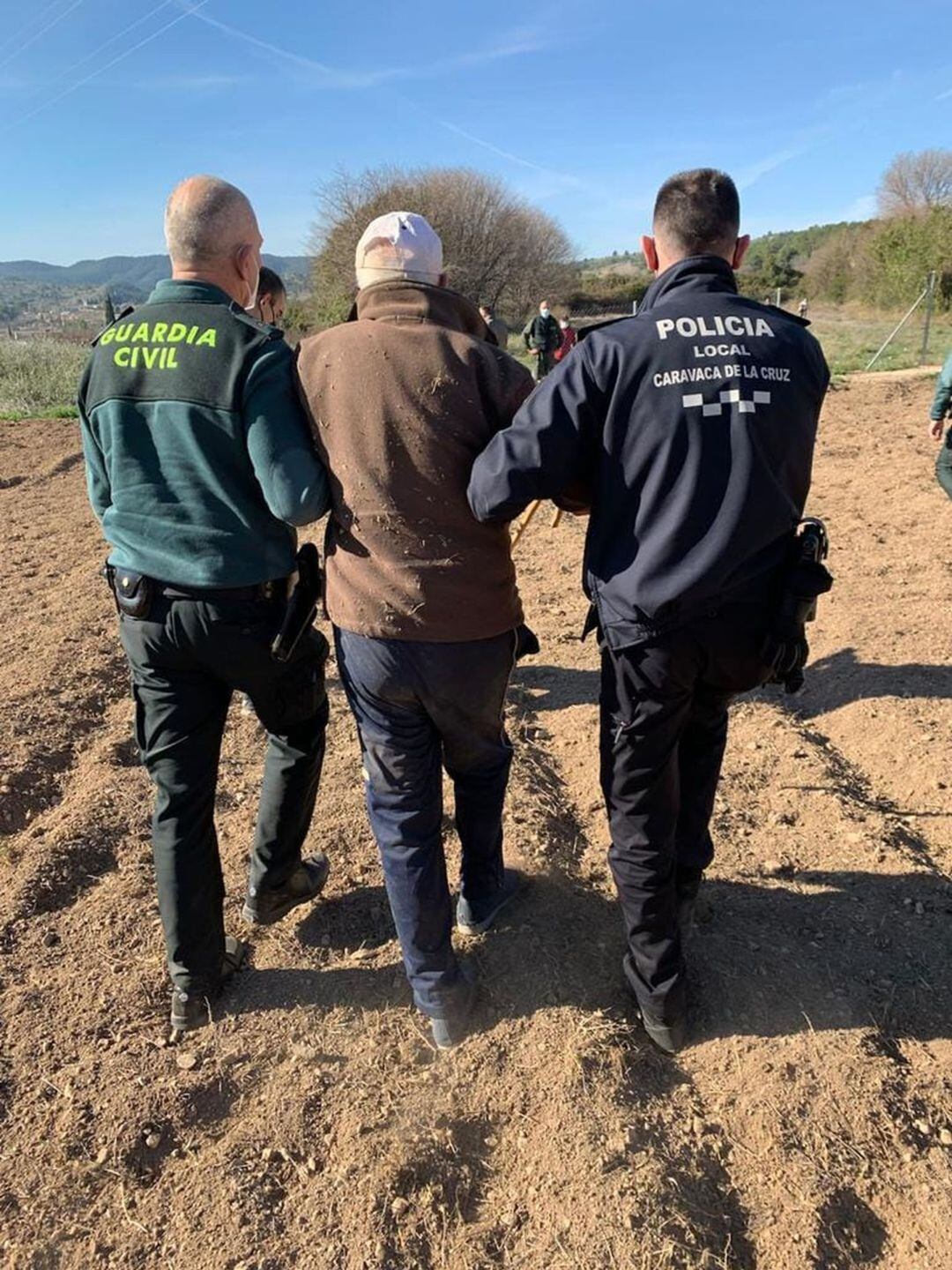 Pedro acompañado por agentes de la Guardia Civil y Policía Local tras ser localizado