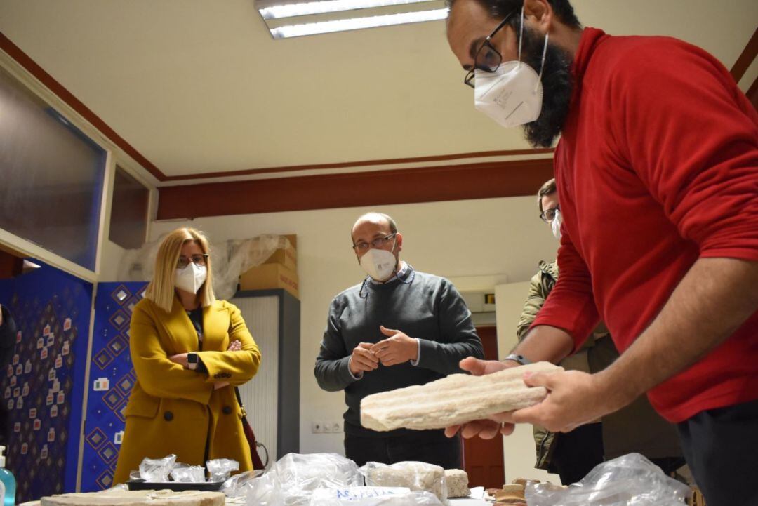 Representantes políticos conociendo las investigaciones de Petrer