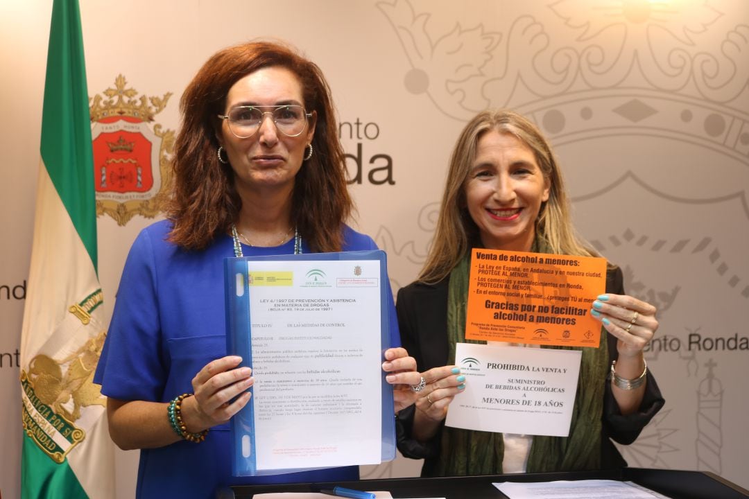 La delegada municipal de Bienestar Social, Cristina Durán, junto a la presidenta de la Asociación AOPA, Pastora Rodríguez.