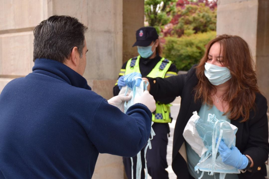 Reparto de mascarillas en los núcleos de Pola de Siero, El Berrón y Lugones (Siero, Asturias).