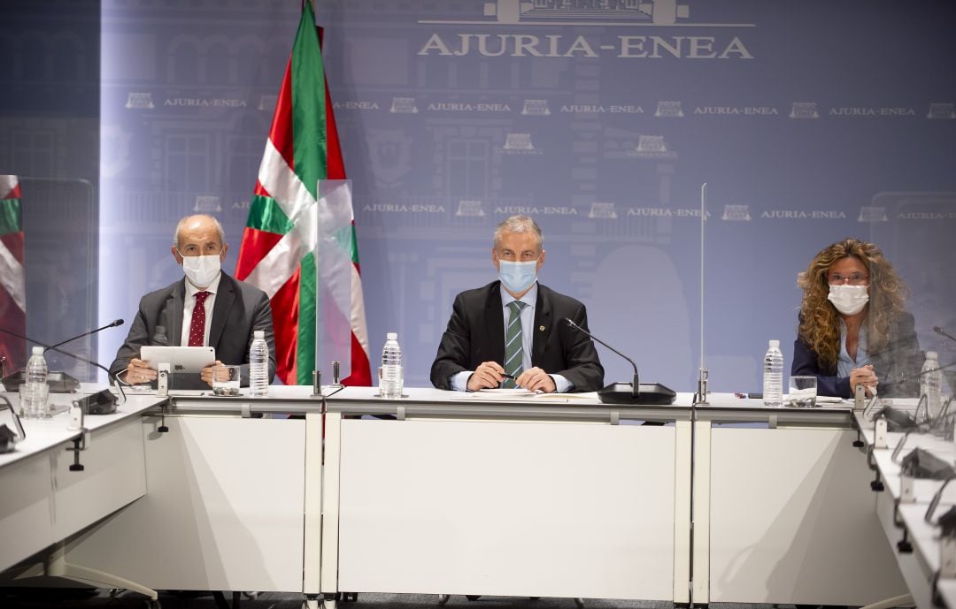 El lehendakari Urkullu, junto a la consejera de Salud, Gotzone Sagardui, y el vicelehendakari y consejero de Seguridad, Josu Erkoreka, en una imagen de archivo