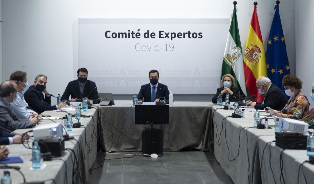 El  presidente de la Junta, Juanma Moreno, durante la reunión del Comité de Expertos. 