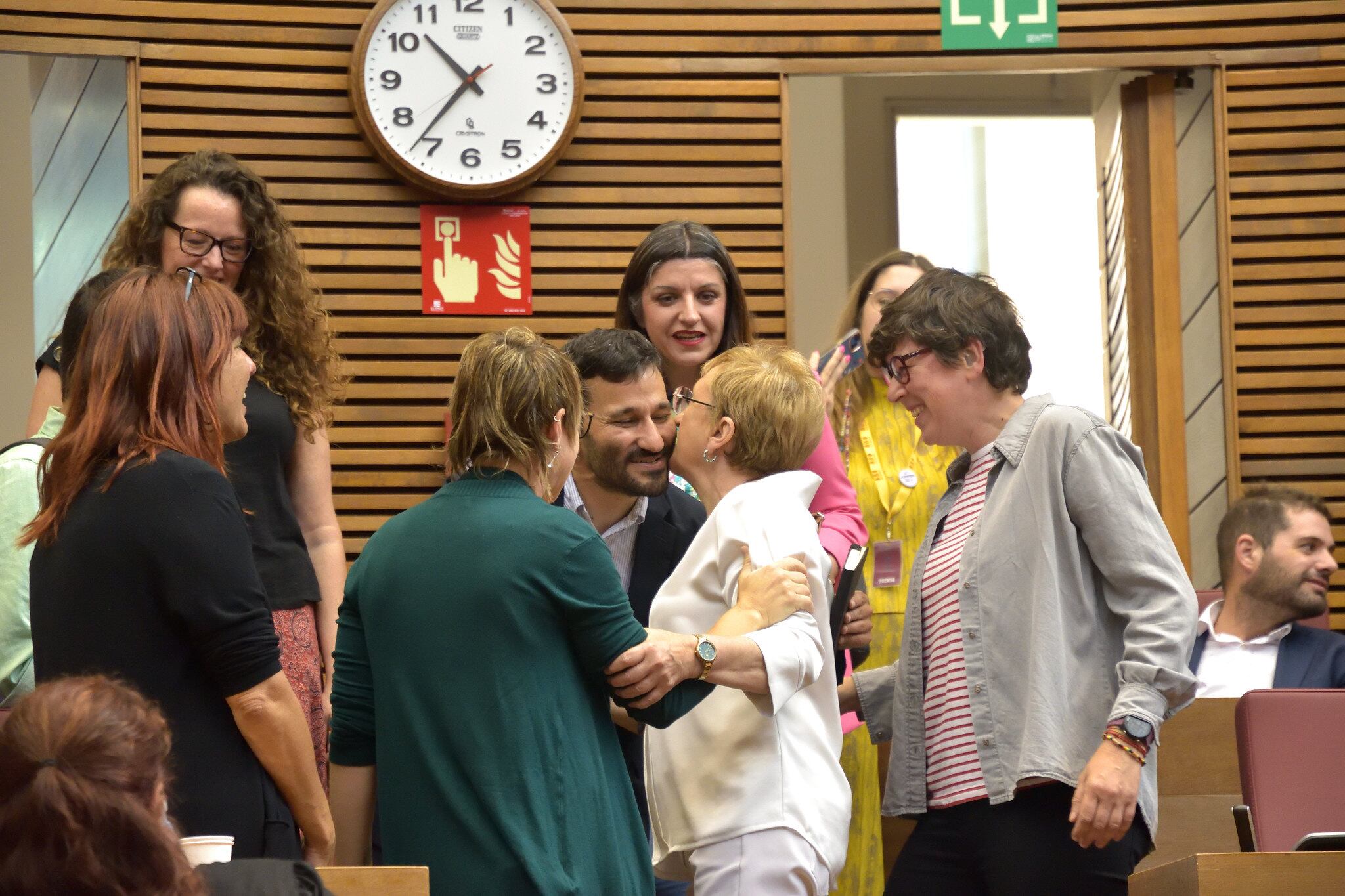 Ana Barceló y Vicent Marzá se saludan en les Corts