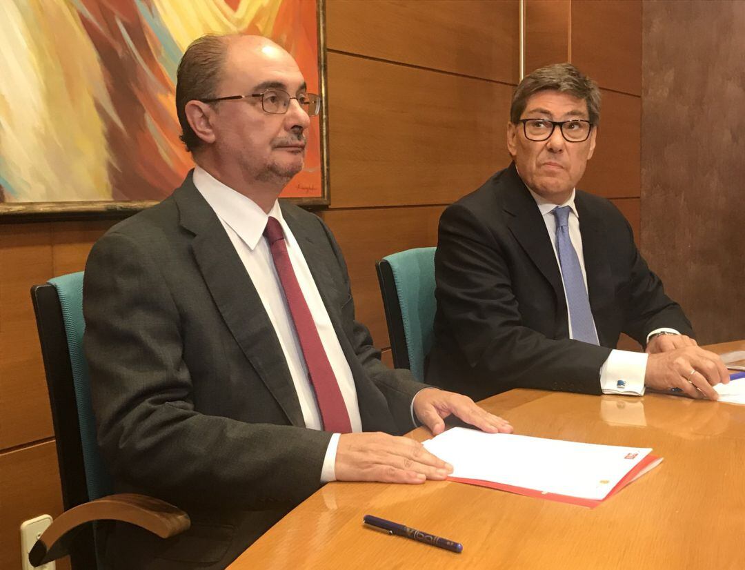 PSOE y PAR firman las bases programática en Aragón con el &quot;compromiso&quot; de Ábalos de impulsar una agenda aragonesa. Javier Lambán (PSOE) y Arturo Aliaga (PAR)  firman un acuerdo de las bases programáticas 