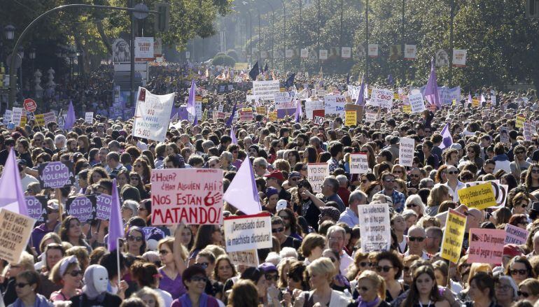 GR155. MADRID, 07/11/2015.- Las calles de Madrid han acogido hoy a miles de personas que se manifestan en la primera gran movilización nacional contra las "violencias machistas", una marcha del movimiento feminista a la que se han sumado todos los grandes partidos, sindicatos y distintos colectivos sociales con la que se pide que esta lacra sea considerada una cuestión de Estado y que se reforme la ley de 2004 para contemplar en ella todas las formas de violencia contra las mujeres, no sólo las que se dan en el entorno de las parejas o exparejas. EFE/J. J. Guillén