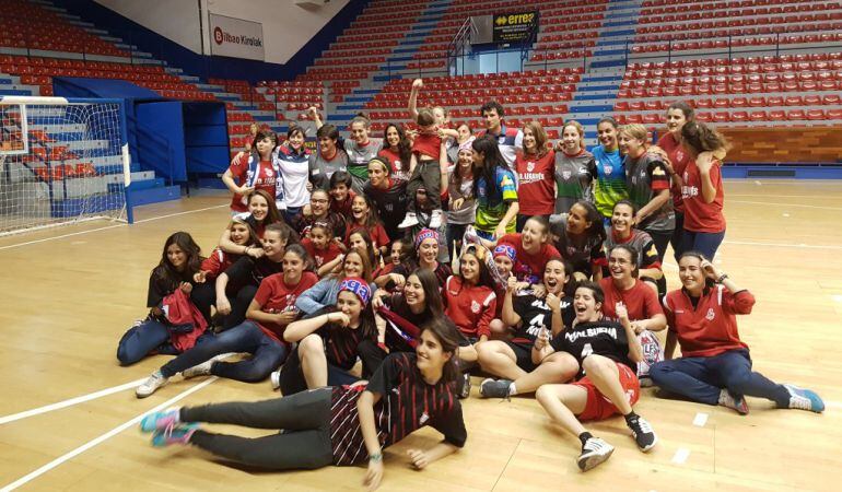 La jugadoras y cuerpo técnico celebran en La Casilla (Bilbao) el ascenso logrado este domingo