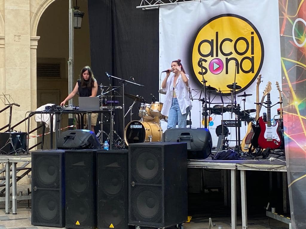 EIA Soriz i Bang Bang durante su actuación en la final de Alcoi Sona de 2023.