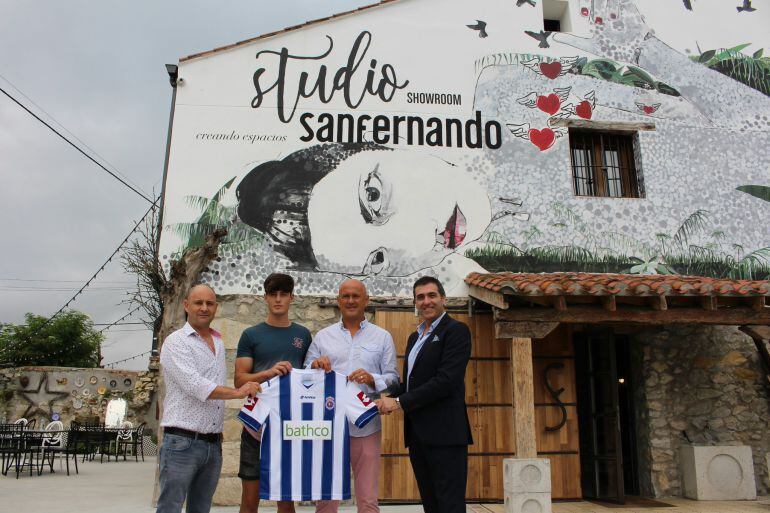 Mati, el segundo por la izquierda, posa con su nueva camiseta