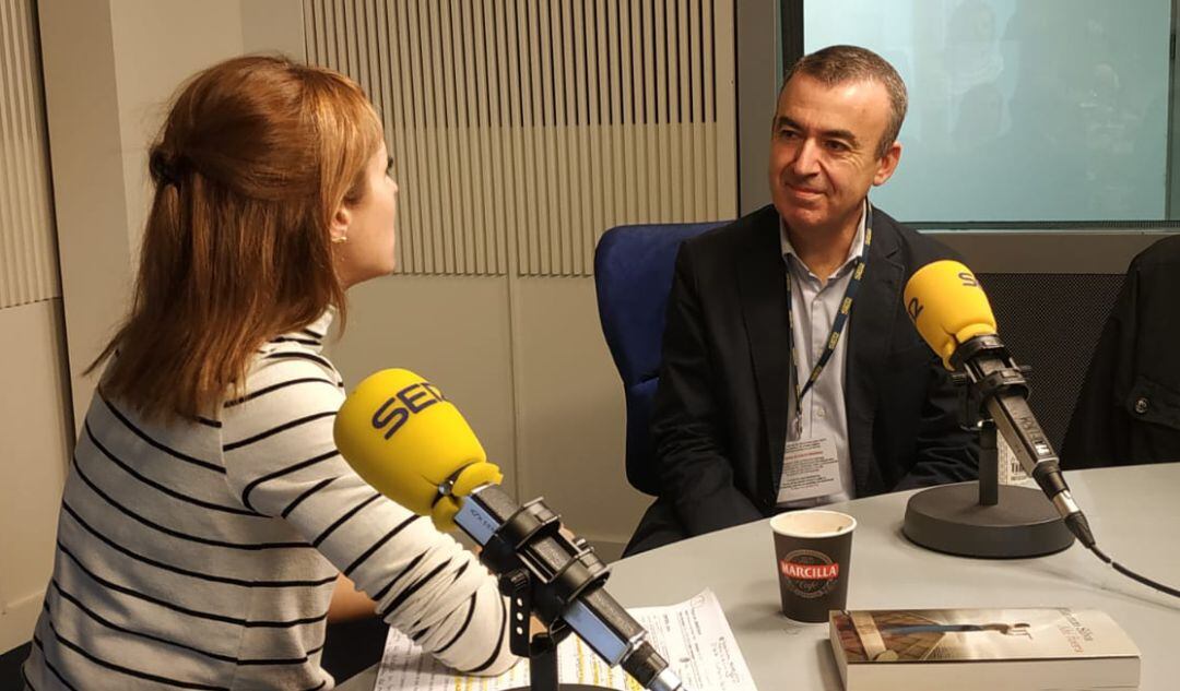 Lorenzo Silva, junto a Macarena Berlín en los estudios de la Cadena SER