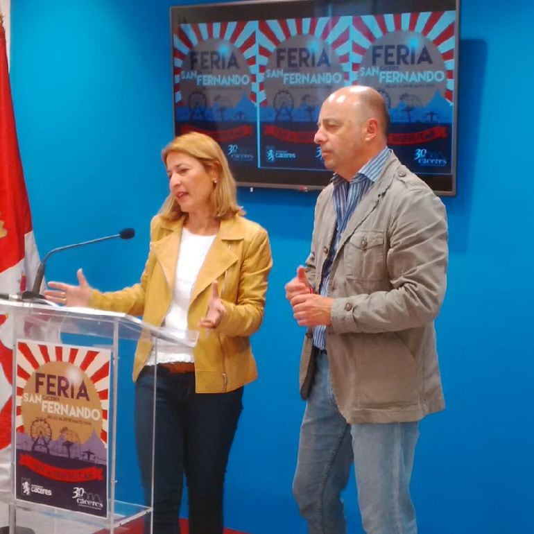 La alcaldesa Elena Nevado y el concejal de festejos Pedro Muriel presentan la programación de la Feria de San Fernando.