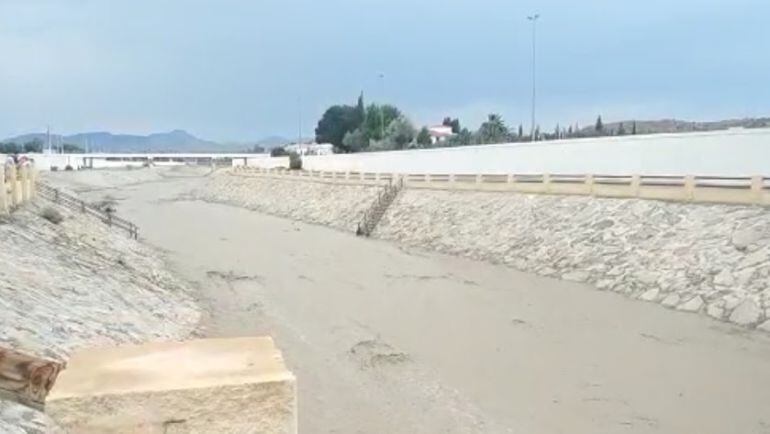 Aspecto de la rambla de Albox, ayer por la tarde, tras la tormenta y la lluvia caída.