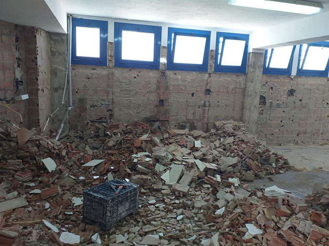 Obras de reforma en los vestuarios de la piscina