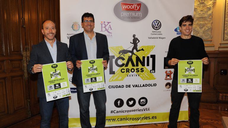 El concejal de Participación, Juventud y Deporte, Alberto Bustos (2d) junto a los organizadores de la prueba