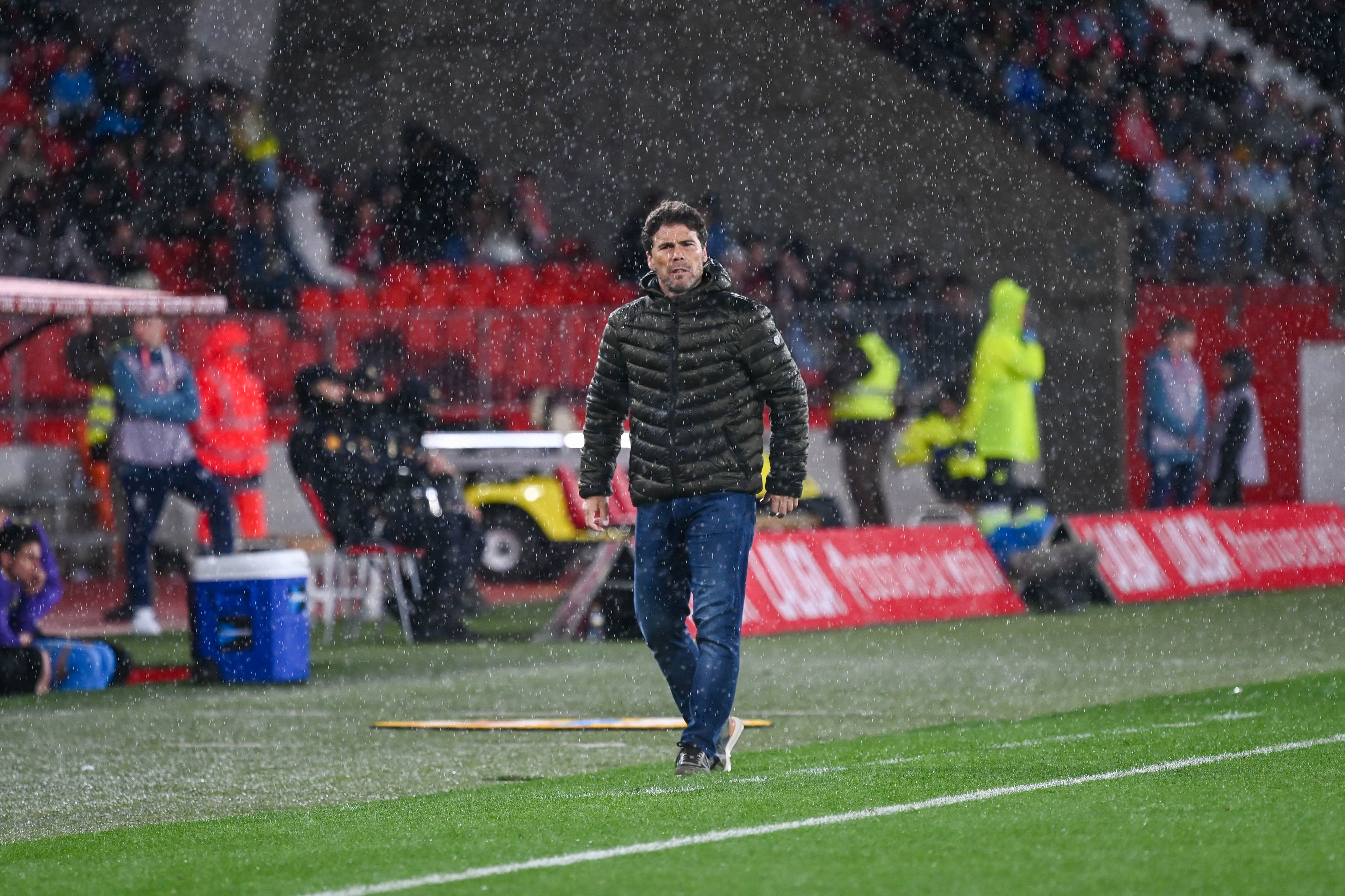 Rubi bajo la lluvia en un partido que el Almería dejó escapar ante el Málaga.