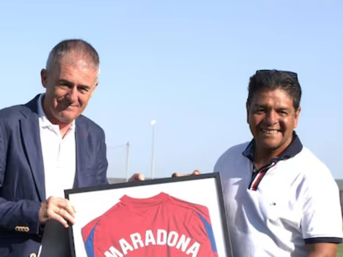 Lucas Alcaraz con Maradona