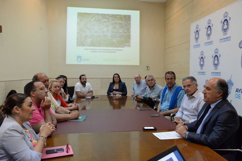 El alcalde de Algeciras, José Ignacio Landaluce (derecha) reunido con vecinos de San José Artesano