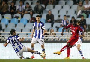  El delantero francés del Getafe, Abdoul Karim Yoda (d), golpea el balón ante el defensor de la Real Sociedad, Markel Bergara (i), consiguiendo el primer gol del equipo madrileño, durante el encuentro correspondiente a la octava jornada de primera división, que han disputado esta noche en el estadio de Anoeta.