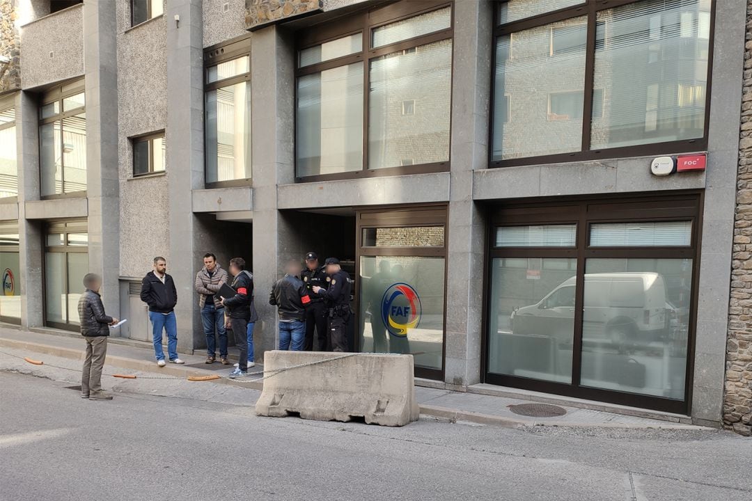 Sortida de la comitiva judicial un cop fet l'escorcoll a la seu de la FAF en el marc de l'operació 'Cautxú'