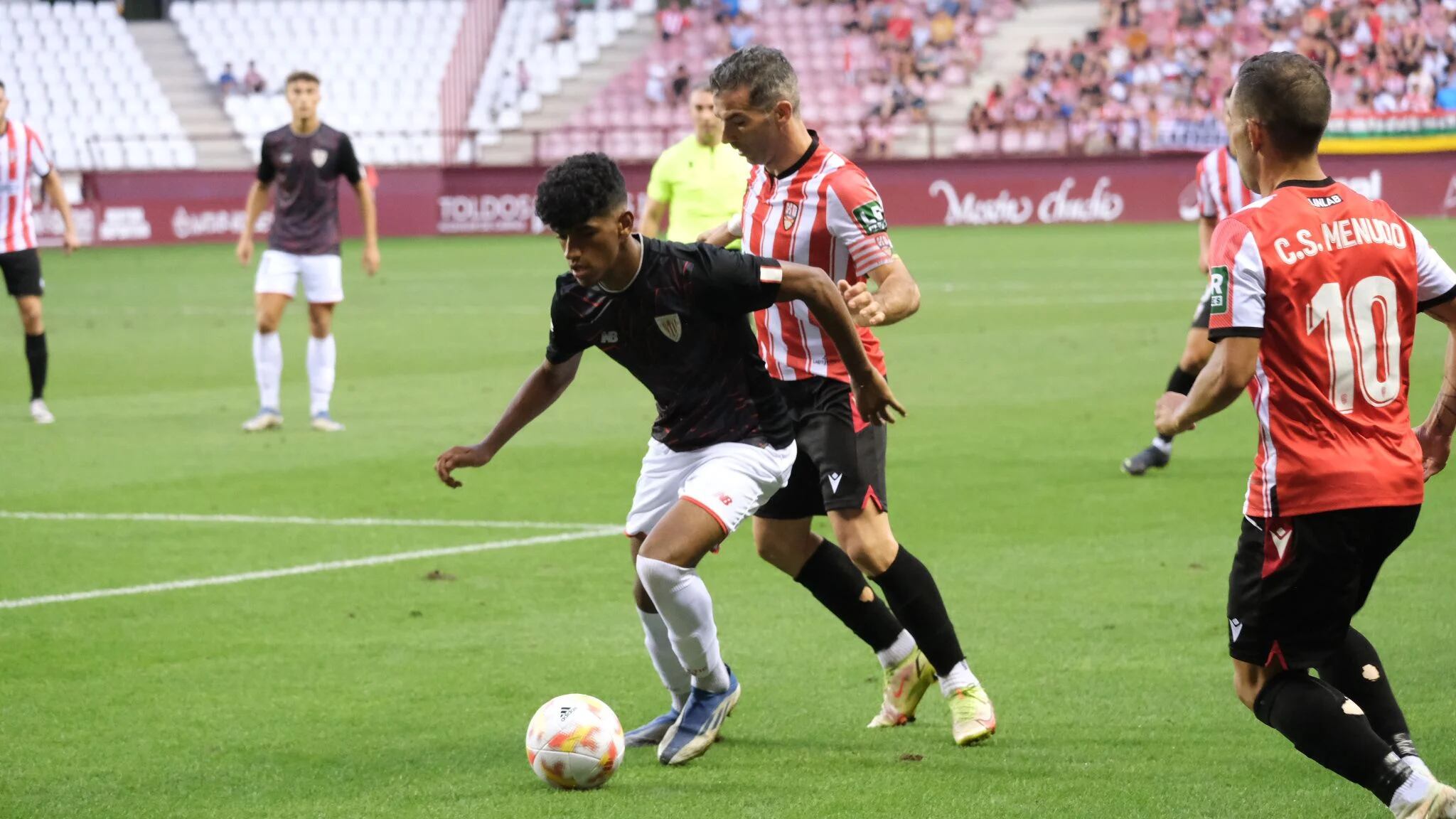 Iñaki trata de frenar a Ares en Las Gaunas. / ATH.